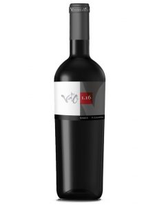 Foto botella vino tinto de la colección Vd'O monovarietal de cariñena en suelo de pizarra y del año 2016