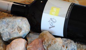 Foto botella vino blanco de la colección Vd'O varietales de terroir: Garnacha blanca con suelo arenisco.