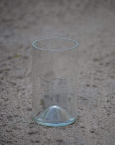 Foto de vaso reciclado con las botellas de vino color transparente