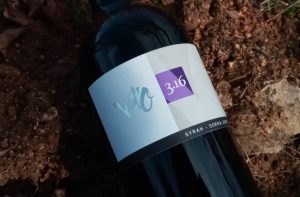 Foto botella vino tinto de la colección Vd'O varietales de terroir: Syrah con suelo arenisco.