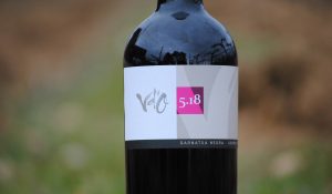 Foto botella vino tinto de la colección Vd'O varietales de terroir: Garnacha con suelo arenisco.
