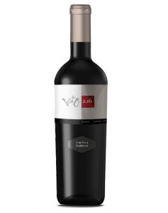 Foto botella vino tinto de la colección de Vinyes d'Olivardots monovarietal de cariñena con suelo de pizarra y con el galardón de vino de finca qualificada, añada 2016