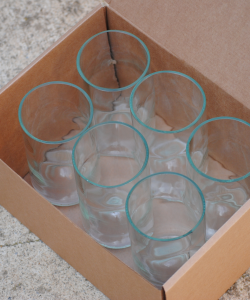 Foto de 6 vasos de botellas de vino recicladas de color transparente
